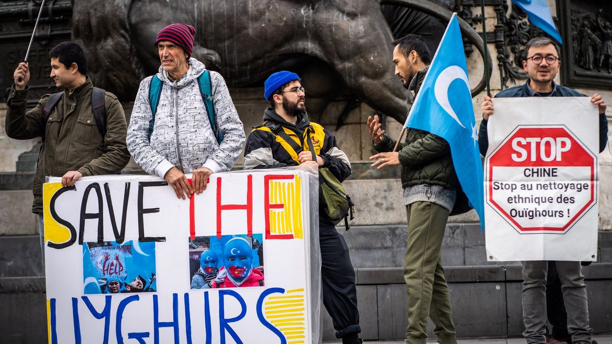 Čína tlačí na Ujgury, aby špehovali bojovníky za lidská práva. Vyhrožuje jejich rodinám